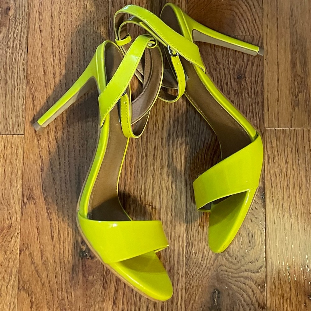 Beautiful gently worn Steve Madden heels